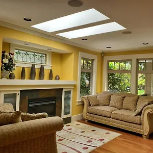 Elegant, Sunny Modern With Skylights - Kitsilano, Guest house